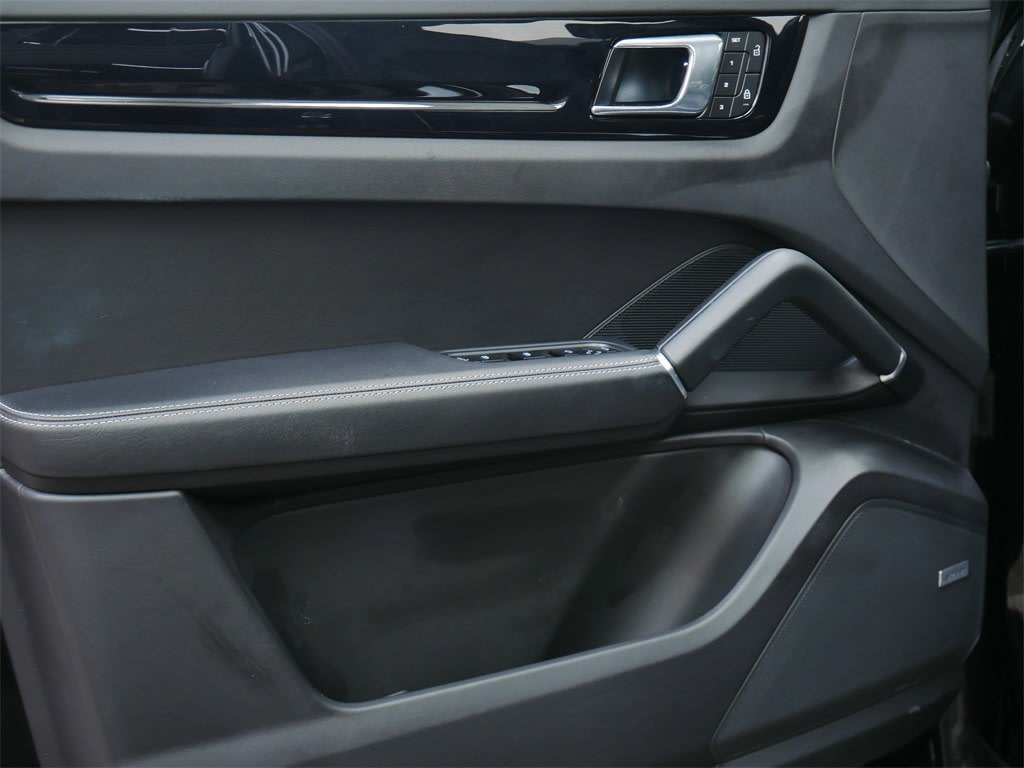 Thumbnail: 2023 Porsche Cayenne - 17