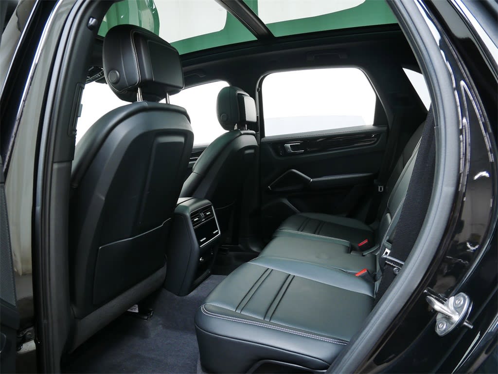 Thumbnail: 2023 Porsche Cayenne - 10