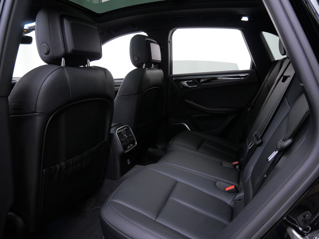 Thumbnail: 2023 Porsche Macan - 9
