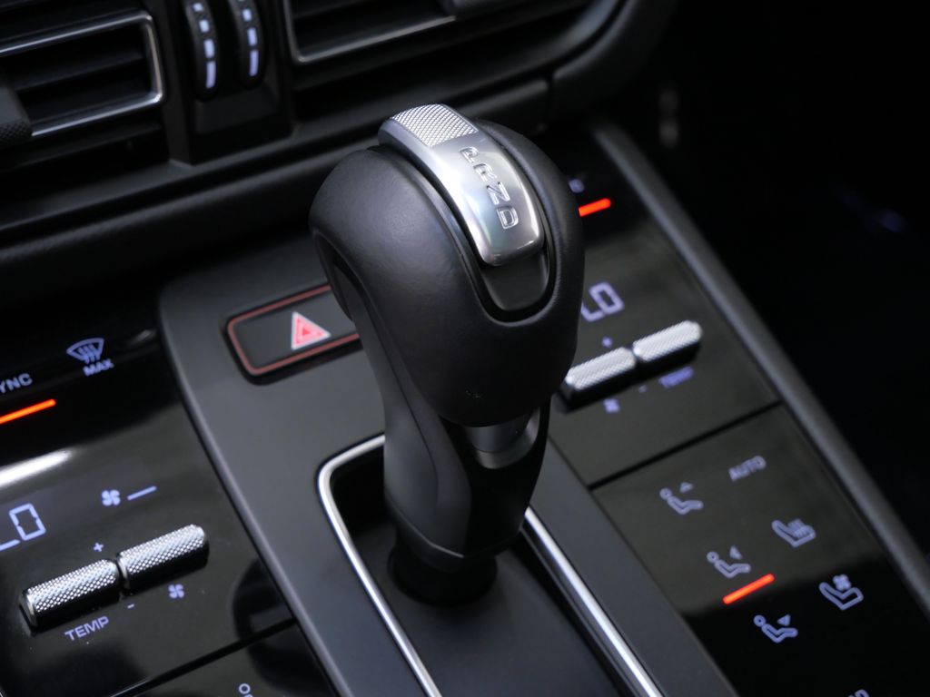 Thumbnail: 2023 Porsche Macan - 25
