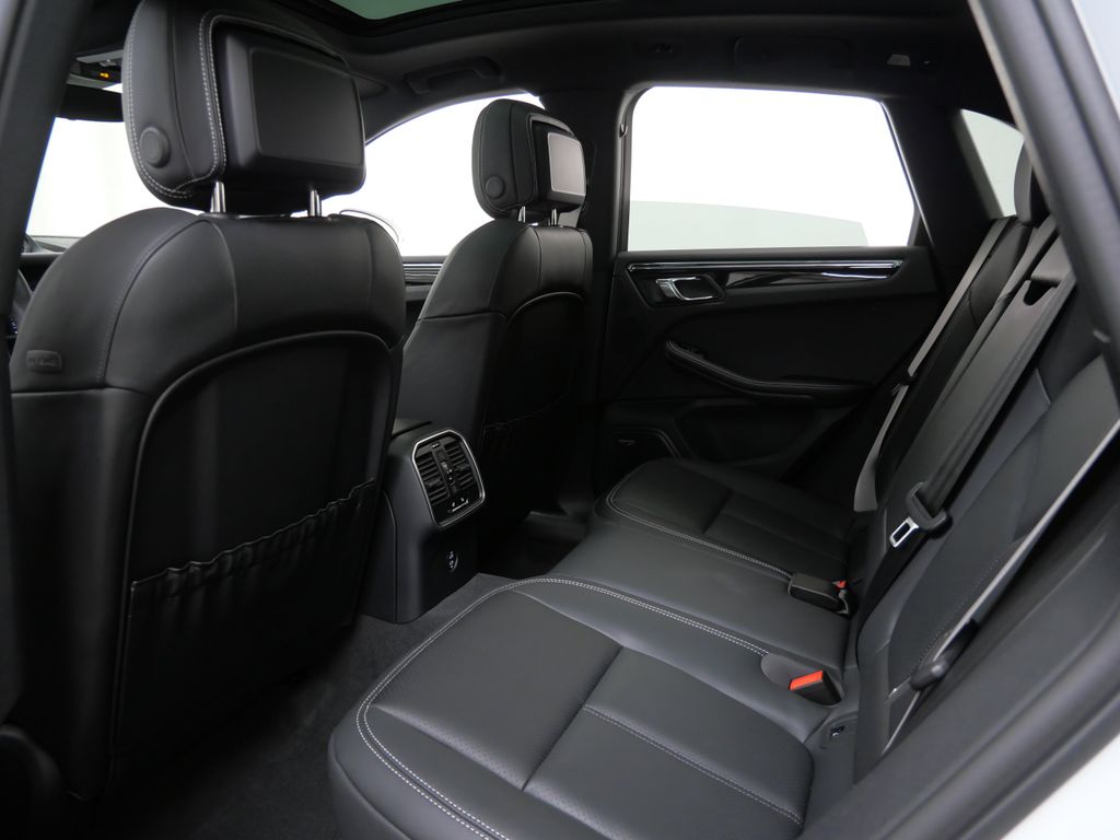 Thumbnail: 2026 Porsche Macan - 8