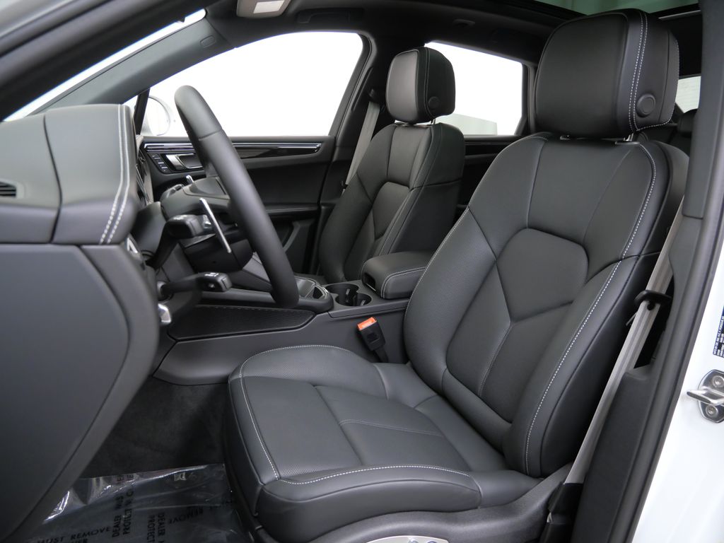 Thumbnail: 2026 Porsche Macan - 7