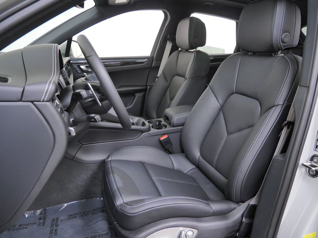 Thumbnail: 2026 Porsche Macan - 8