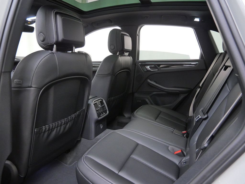 Thumbnail: 2026 Porsche Macan - 9