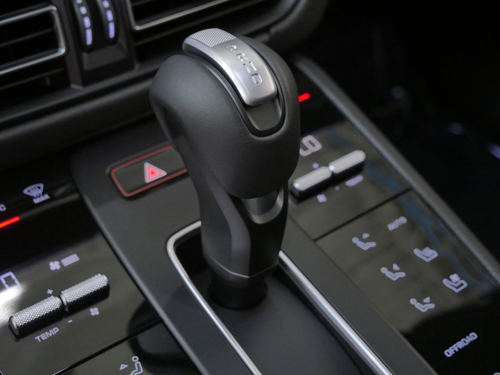 Thumbnail: 2026 Porsche Macan - 26
