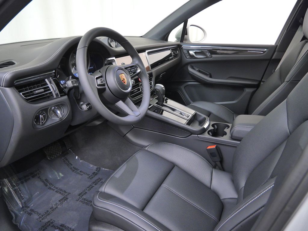 Thumbnail: 2026 Porsche Macan - 7