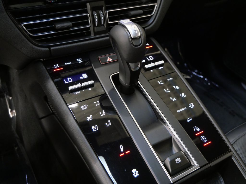 Thumbnail: 2023 Porsche Macan - 24