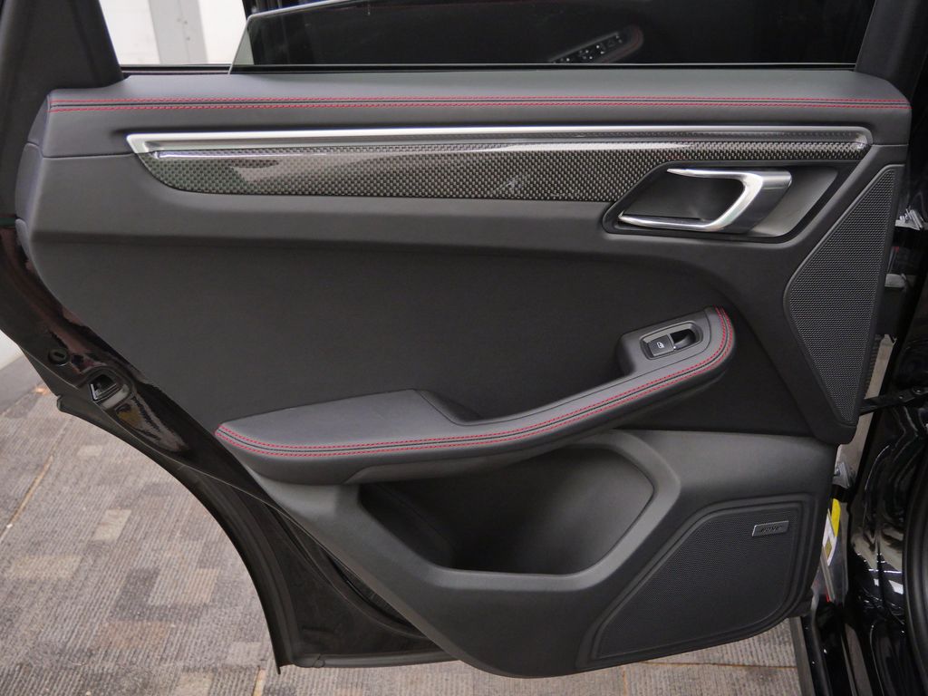 Thumbnail: 2017 Porsche Macan - 17