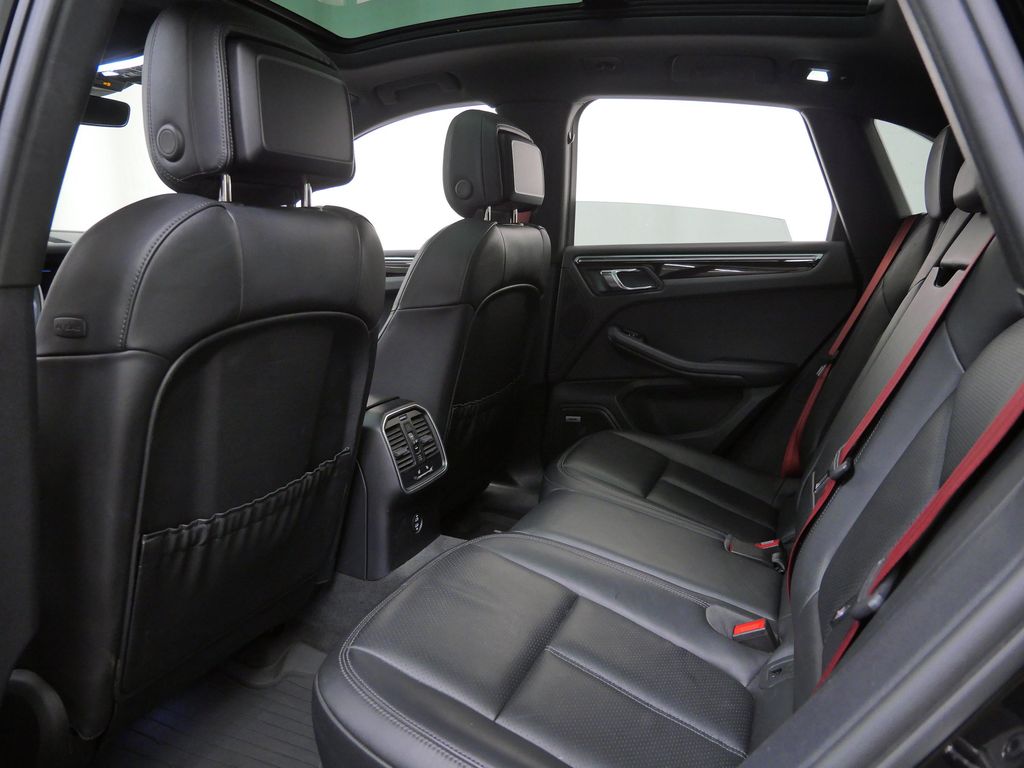 Thumbnail: 2022 Porsche Macan - 8