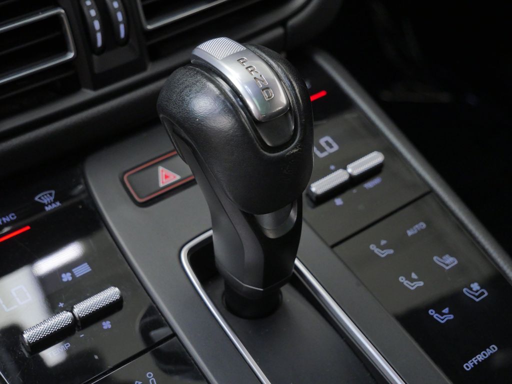 Thumbnail: 2022 Porsche Macan - 25
