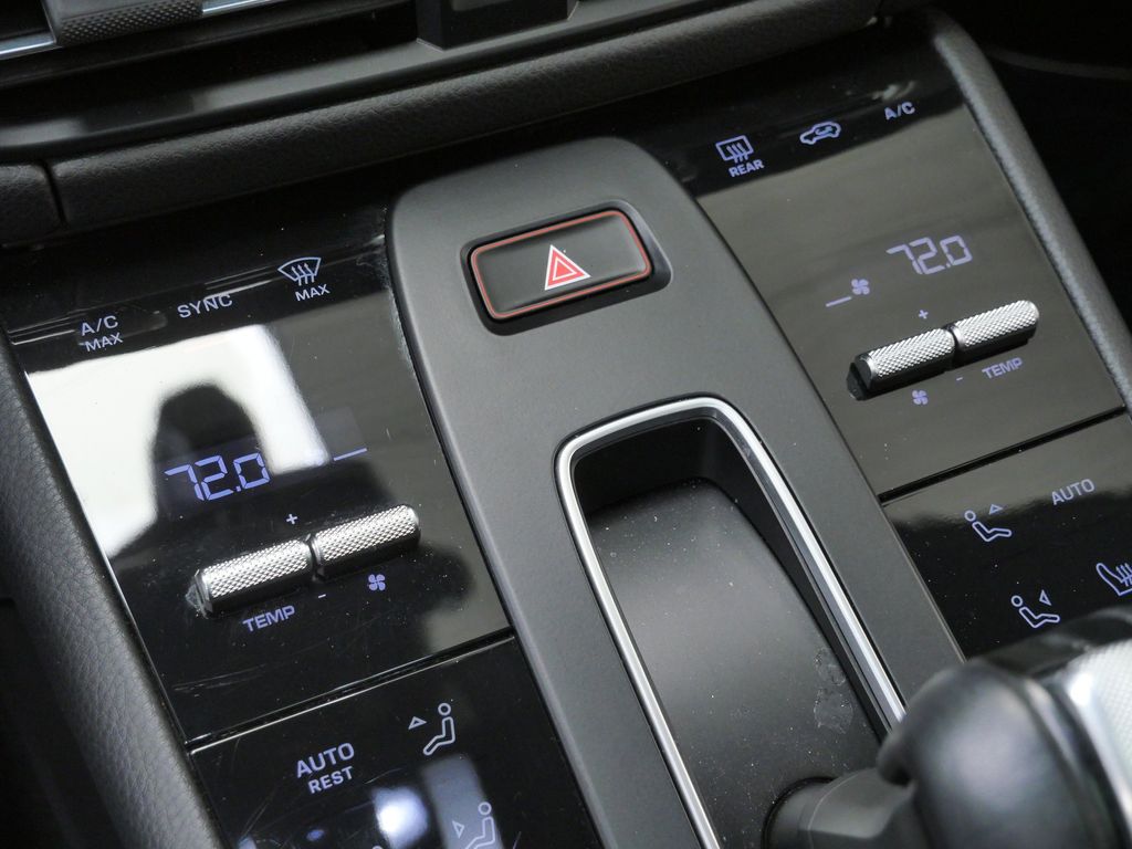 Thumbnail: 2023 Porsche Macan - 10