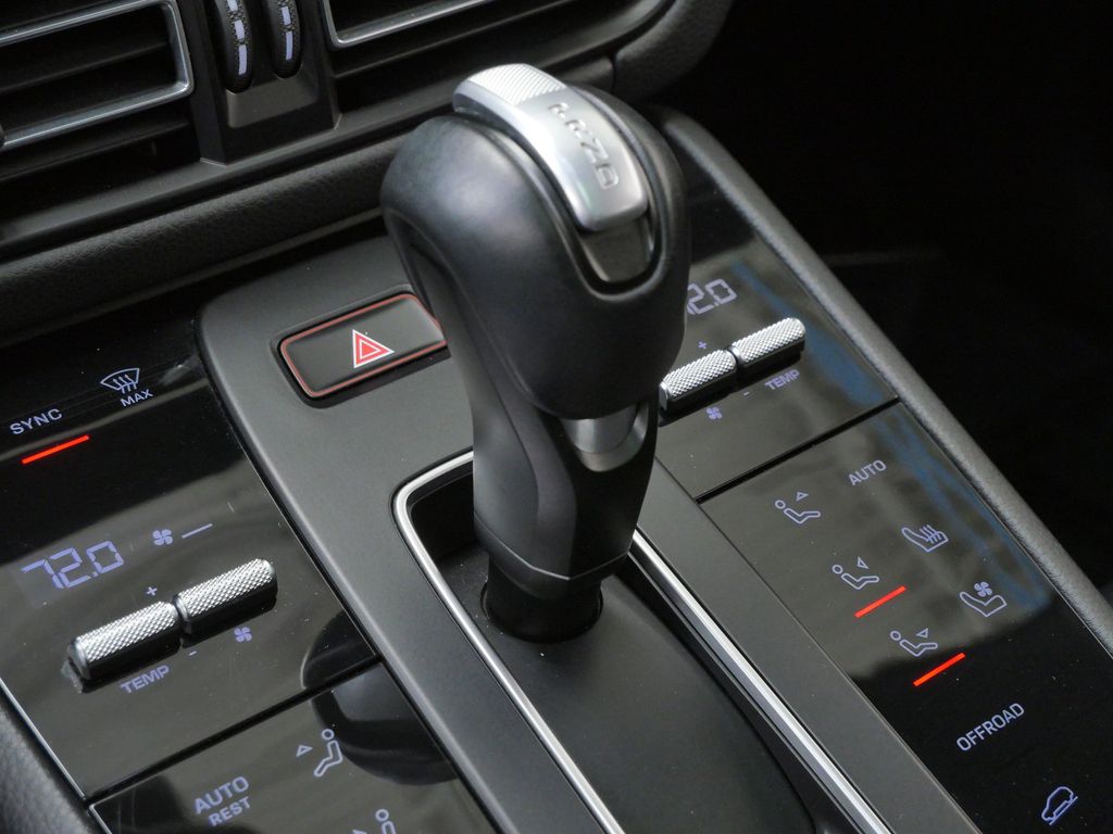 Thumbnail: 2023 Porsche Macan - 25