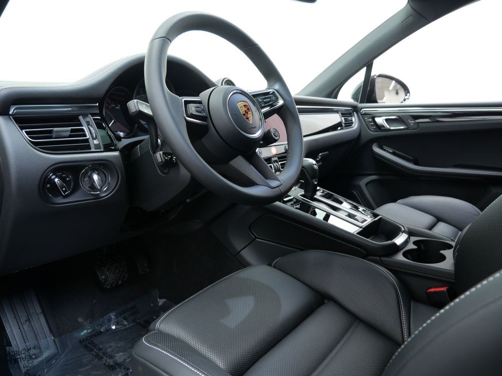 Thumbnail: 2026 Porsche Macan - 2