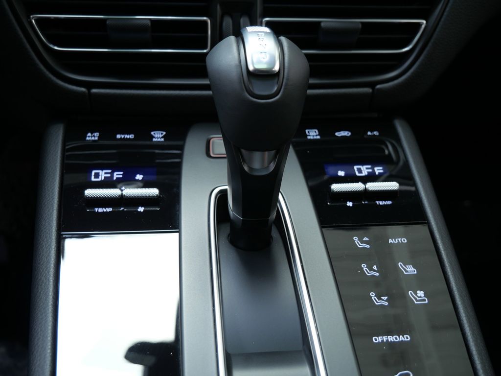 Thumbnail: 2026 Porsche Macan - 27