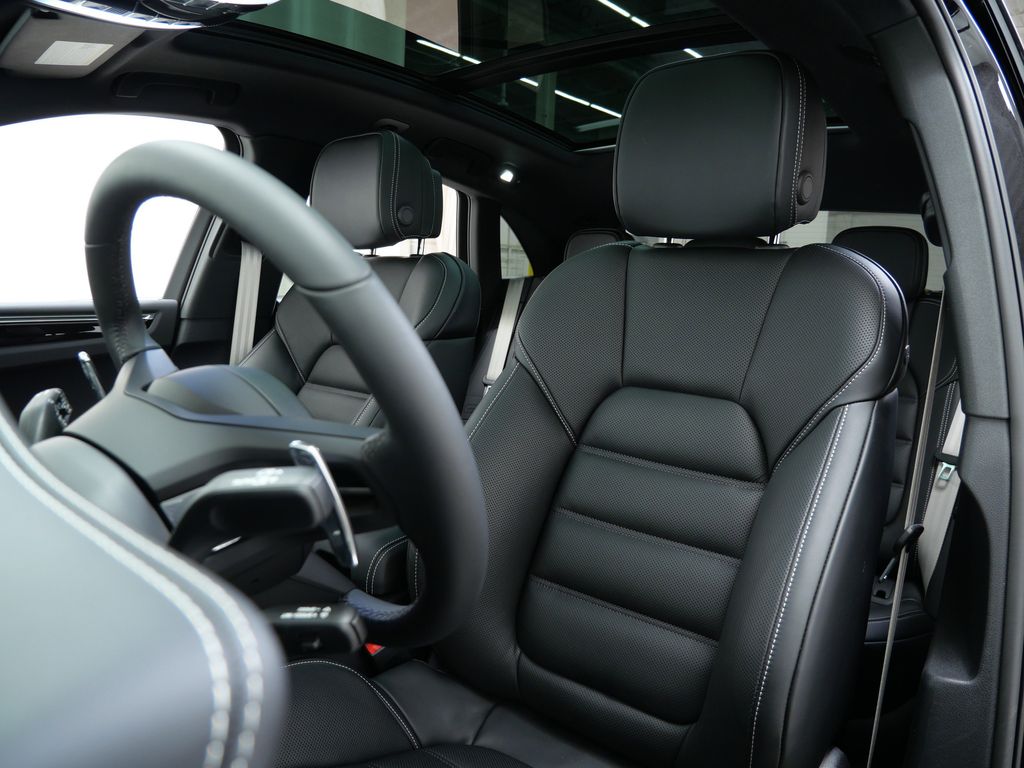 Thumbnail: 2026 Porsche Macan - 9