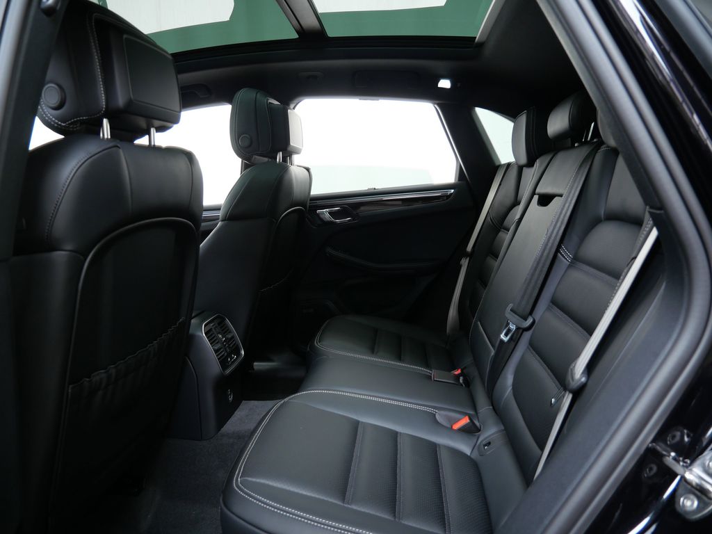 Thumbnail: 2026 Porsche Macan - 10