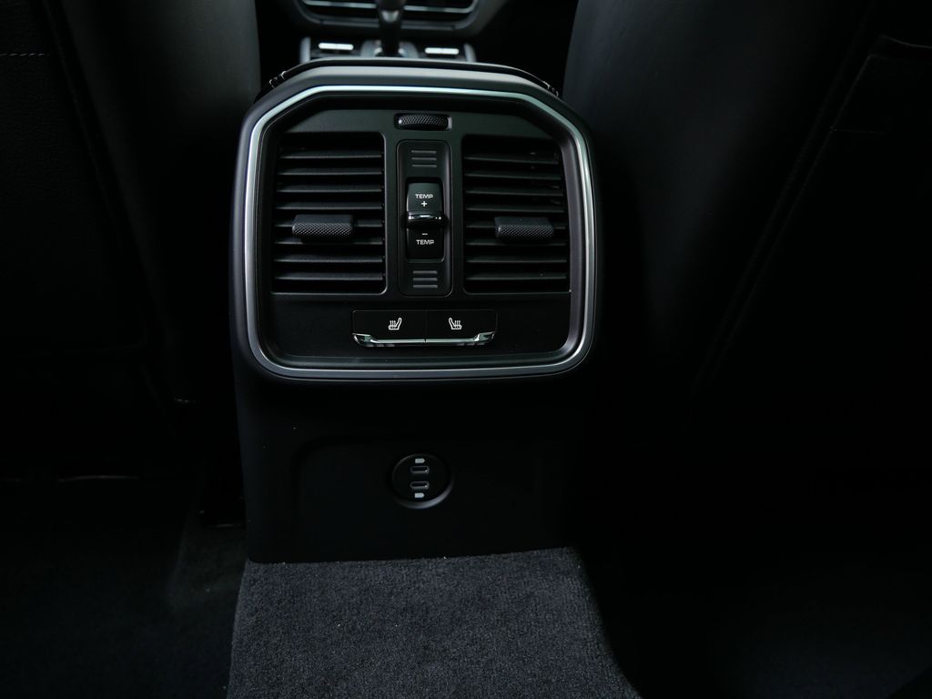 Thumbnail: 2026 Porsche Macan - 20