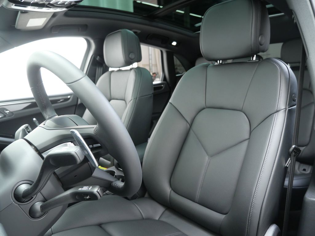 Thumbnail: 2026 Porsche Macan - 9
