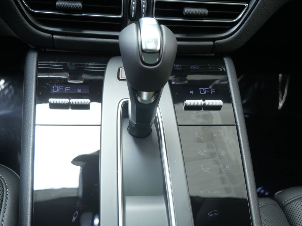 Thumbnail: 2026 Porsche Macan - 12