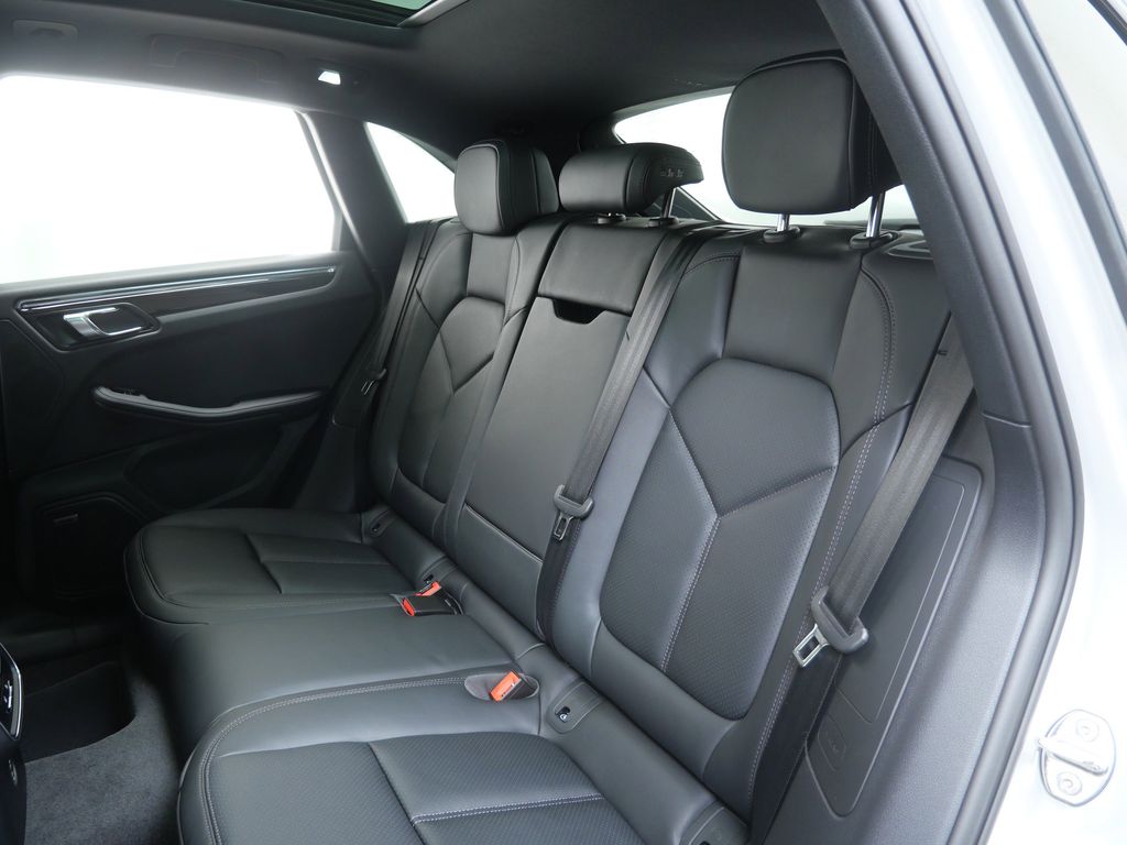 Thumbnail: 2026 Porsche Macan - 10