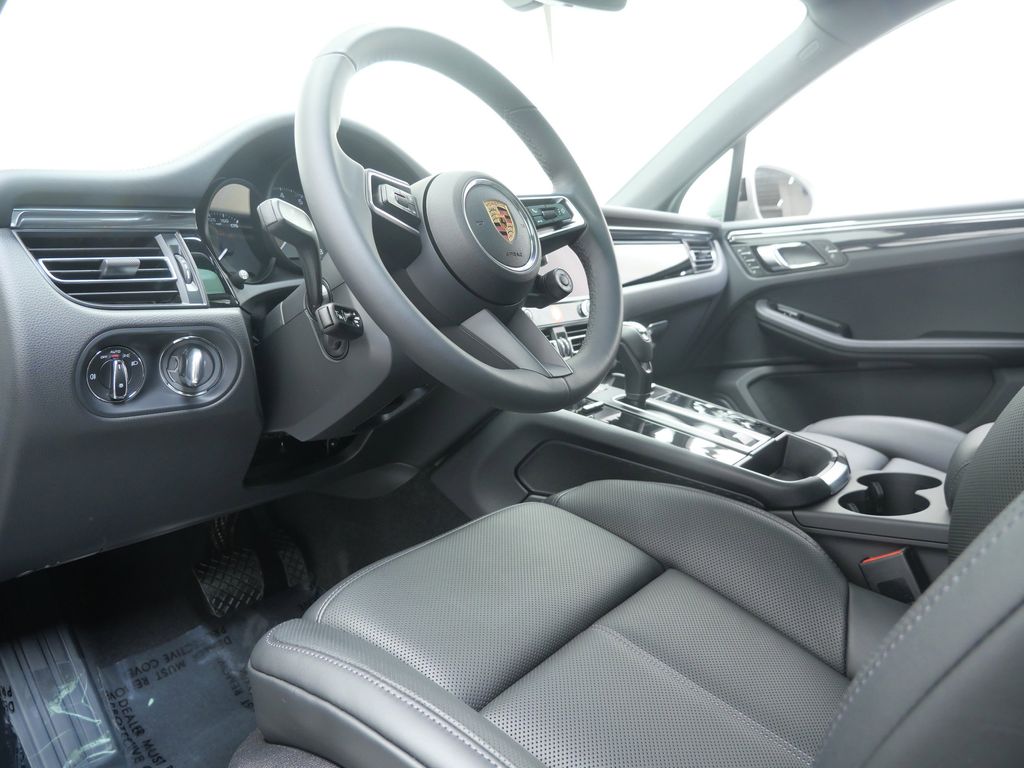 Thumbnail: 2026 Porsche Macan - 2