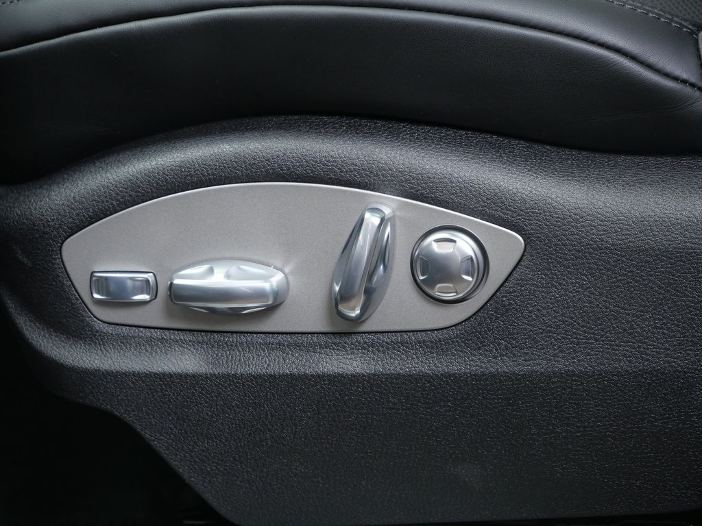 Thumbnail: 2026 Porsche Macan - 18