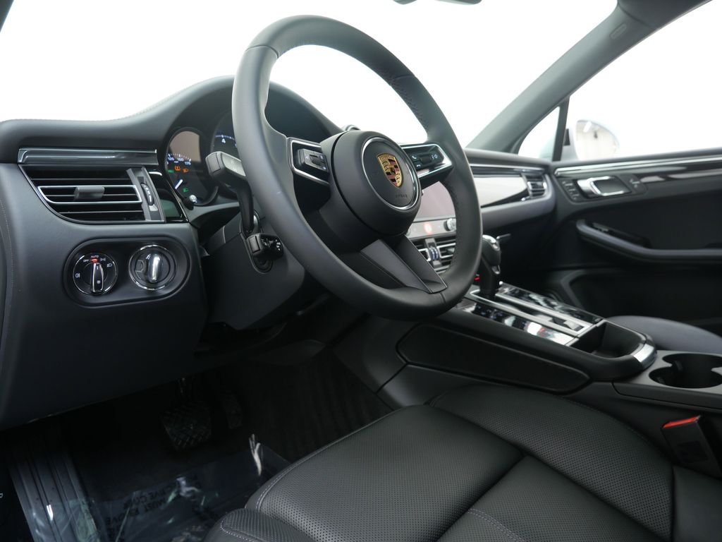 Thumbnail: 2026 Porsche Macan - 2