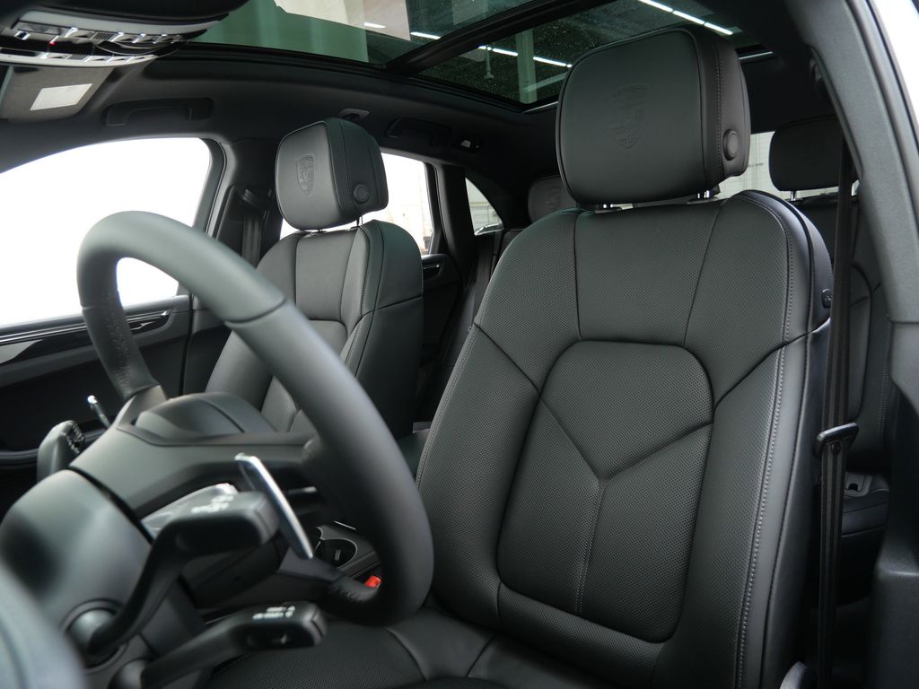 Thumbnail: 2026 Porsche Macan - 9