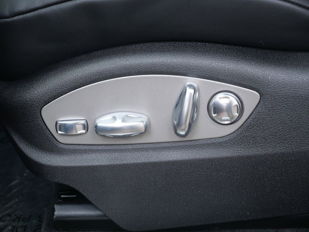 Thumbnail: 2026 Porsche Macan - 18