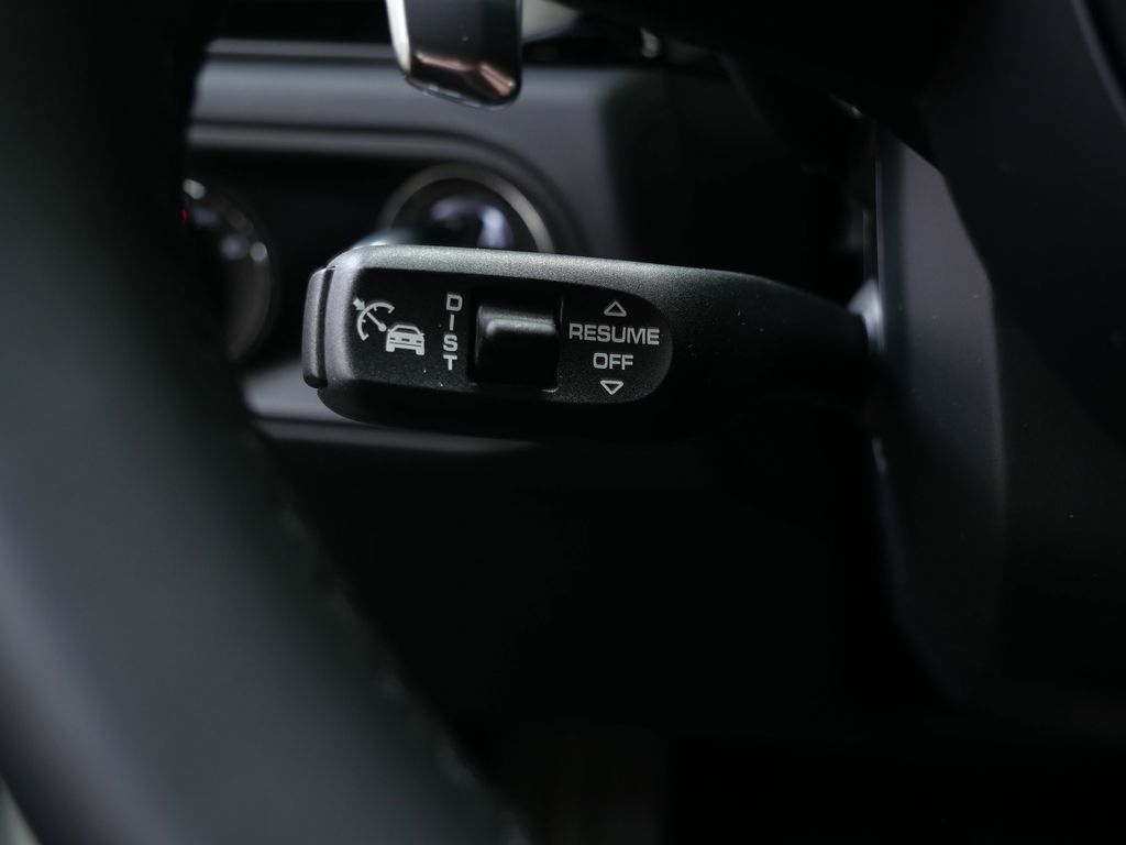 Thumbnail: 2026 Porsche Macan - 22