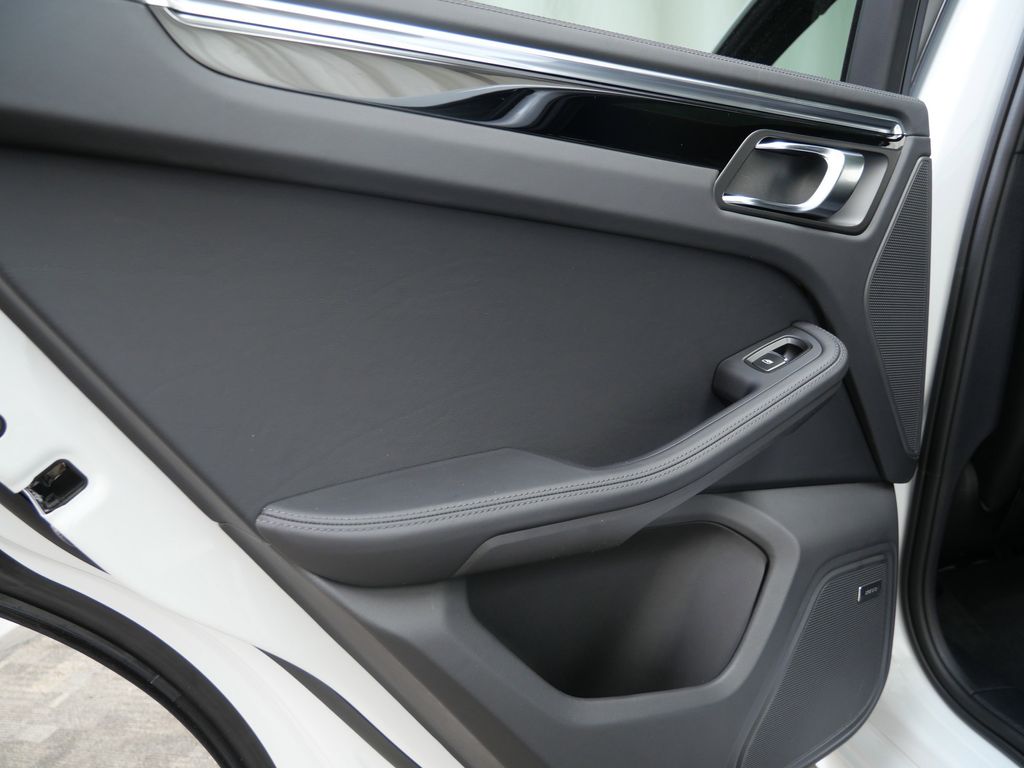 Thumbnail: 2026 Porsche Macan - 19