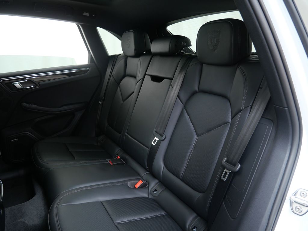 Thumbnail: 2026 Porsche Macan - 10