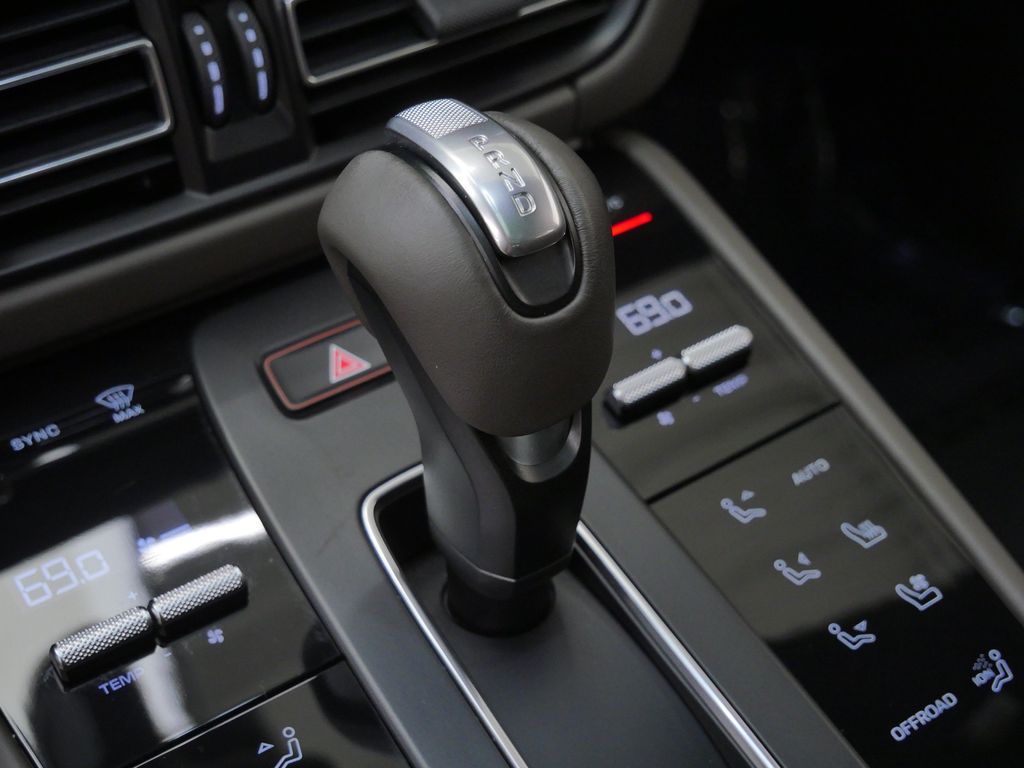 Thumbnail: 2022 Porsche Macan - 26