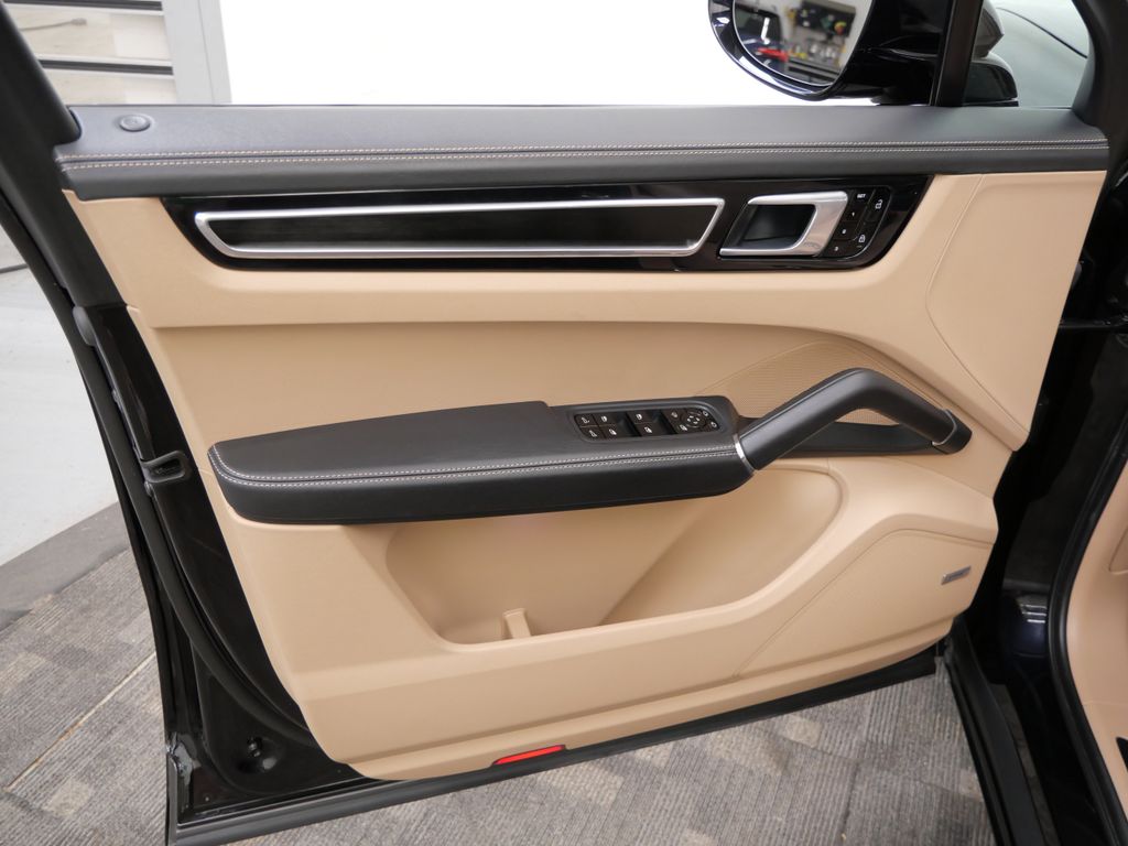 Thumbnail: 2021 Porsche Cayenne - 16