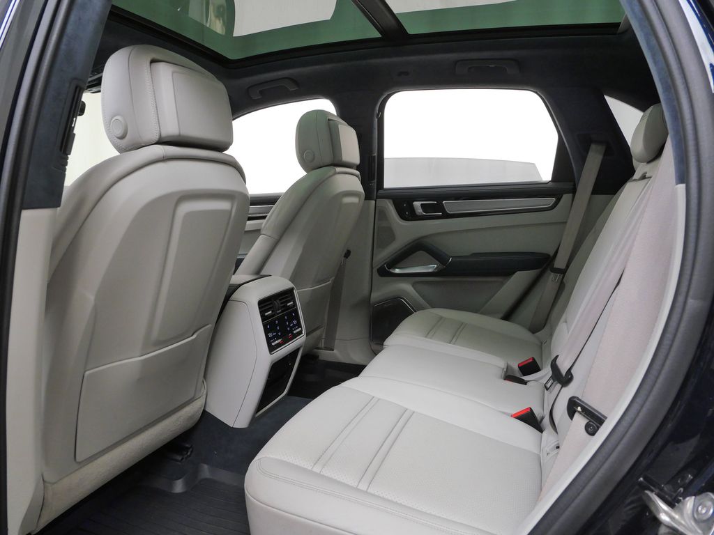 Thumbnail: 2023 Porsche Cayenne - 9