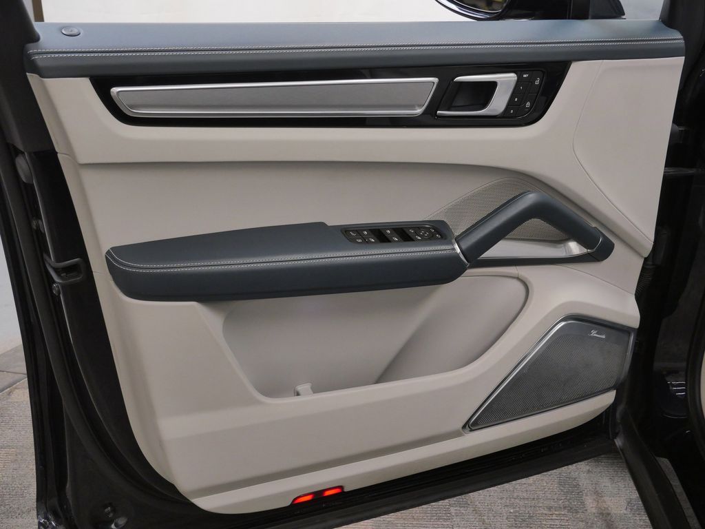 Thumbnail: 2023 Porsche Cayenne - 16