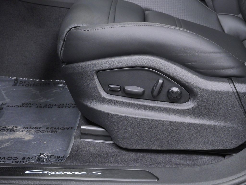 Thumbnail: 2026 Porsche Cayenne - 16