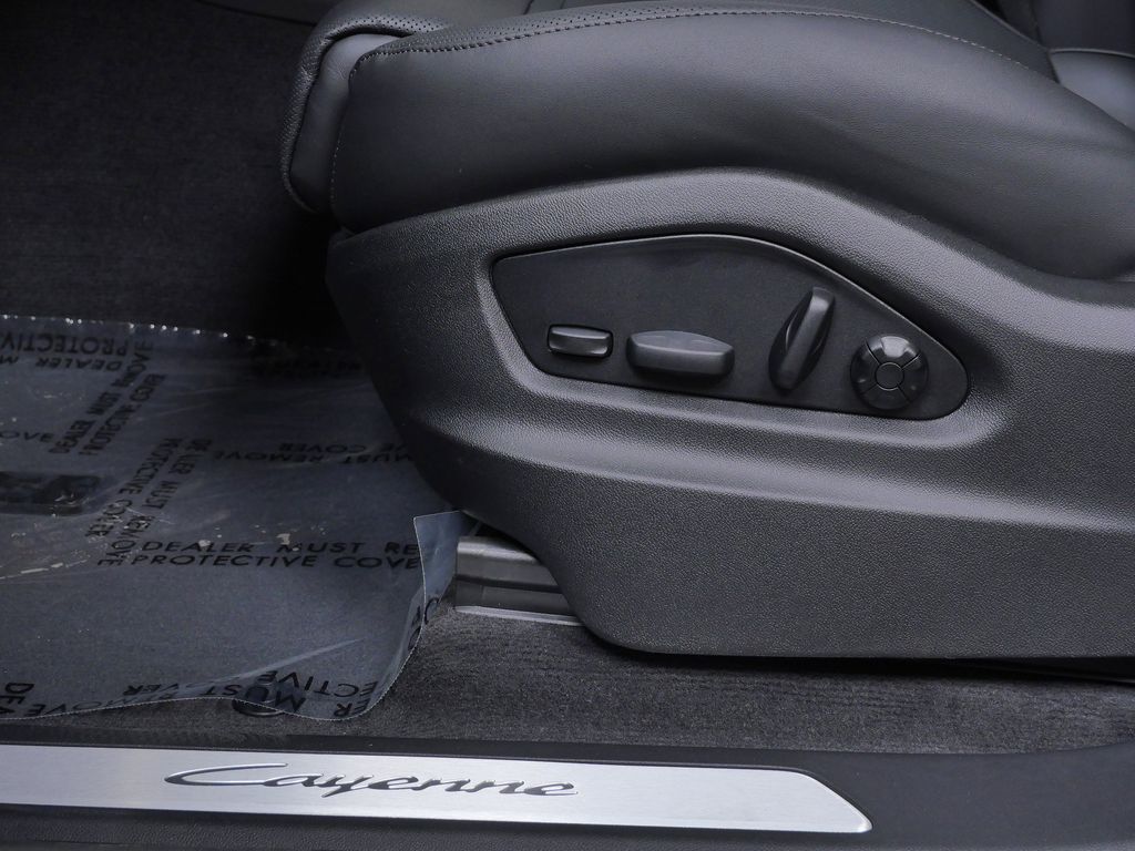 Thumbnail: 2026 Porsche Cayenne - 16