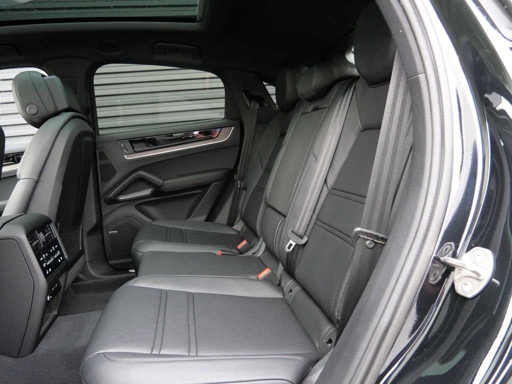 Thumbnail: 2026 Porsche Cayenne - 7