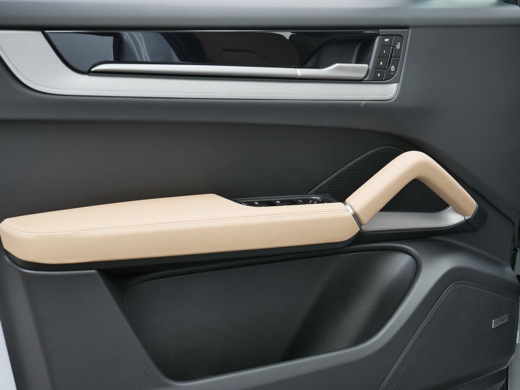 Thumbnail: 2026 Porsche Cayenne - 16