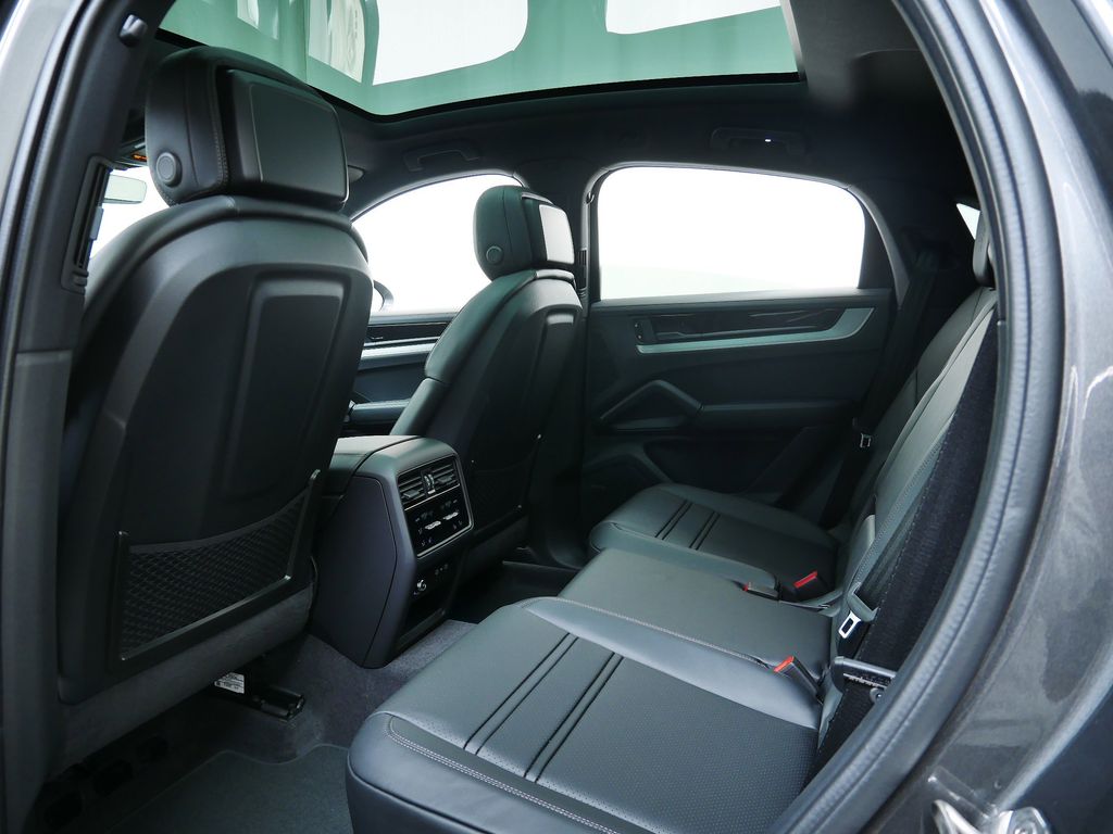 Thumbnail: 2026 Porsche Cayenne - 10