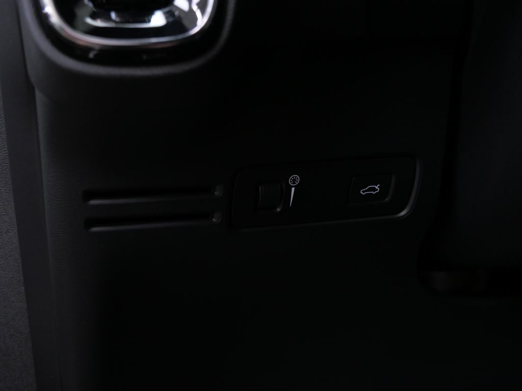 Thumbnail: 2019 Volvo XC40 - 21