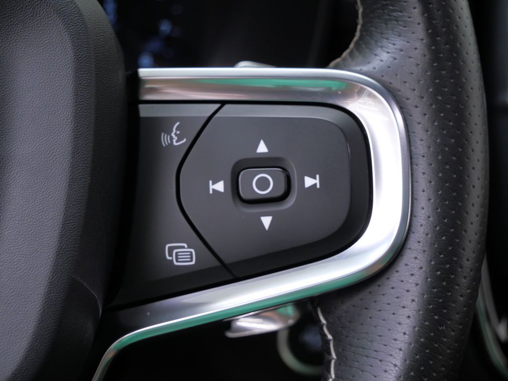 Thumbnail: 2019 Volvo XC40 - 23