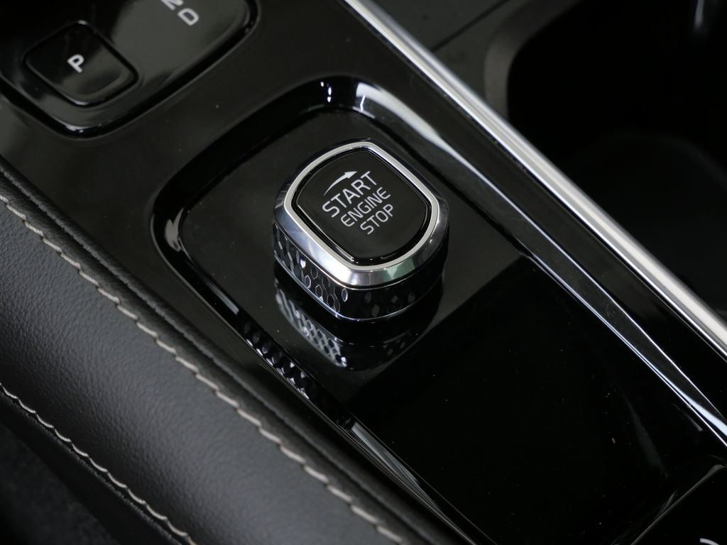 Thumbnail: 2022 Volvo XC90 - 25