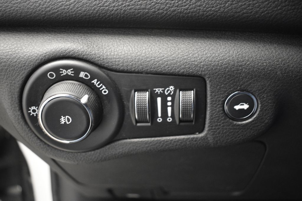 Thumbnail: 2015 Chrysler 200 - 33