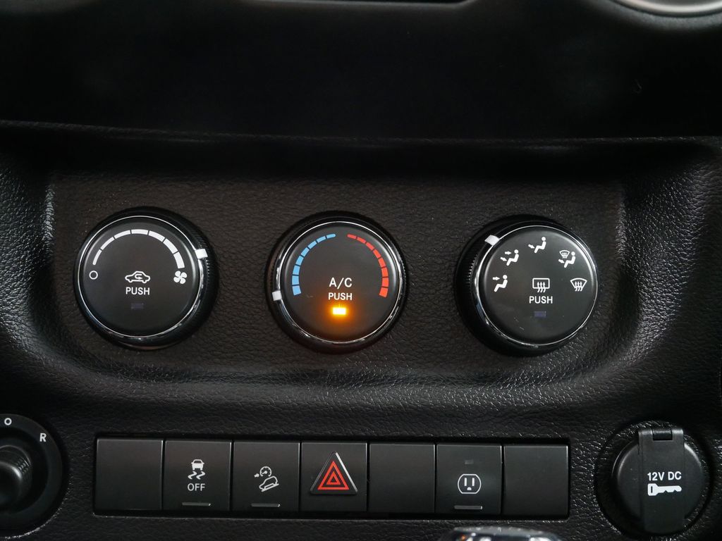 2018 Jeep Wrangler Sahara 28