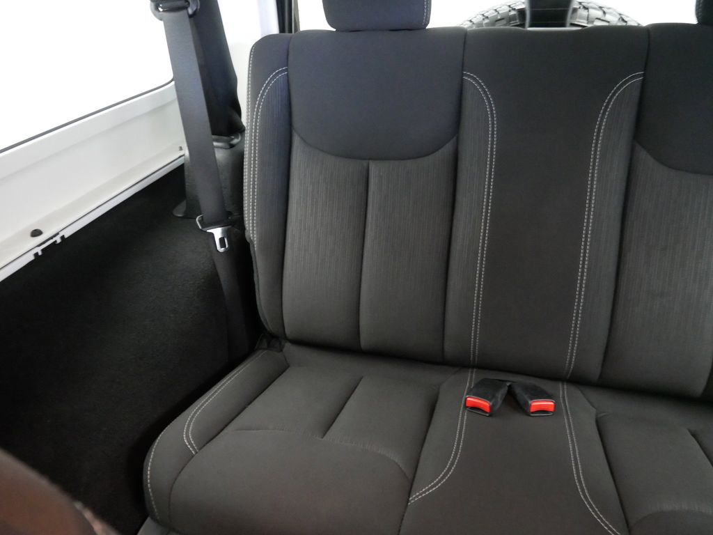 2018 Jeep Wrangler Sahara 19
