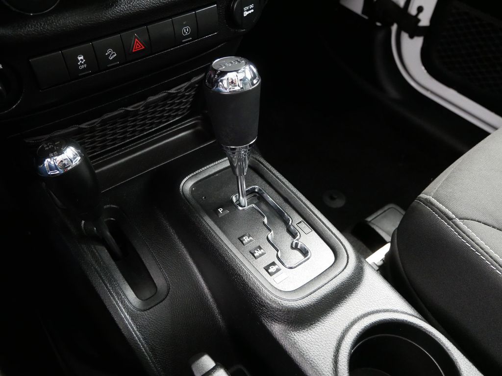 2018 Jeep Wrangler Sahara 29