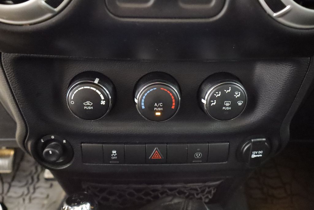 Thumbnail: 2015 Jeep Wrangler - 21