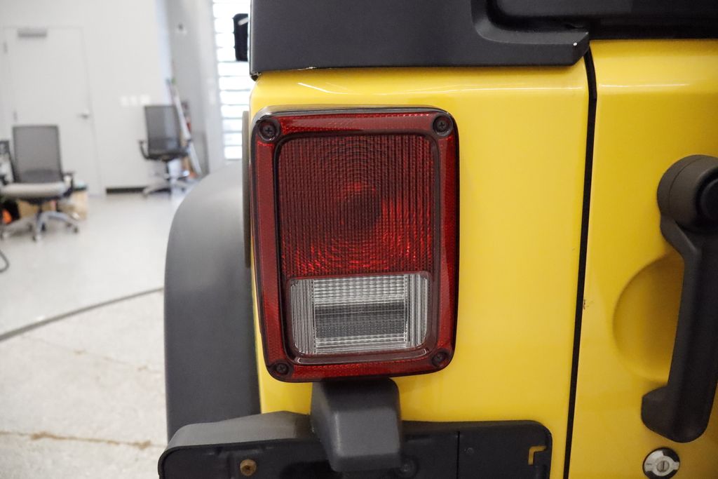 Thumbnail: 2015 Jeep Wrangler - 10
